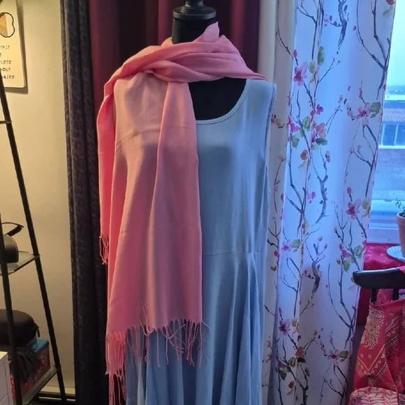 Elegant Pink Scarf with Fringe (A3) - Picture 4 of 4